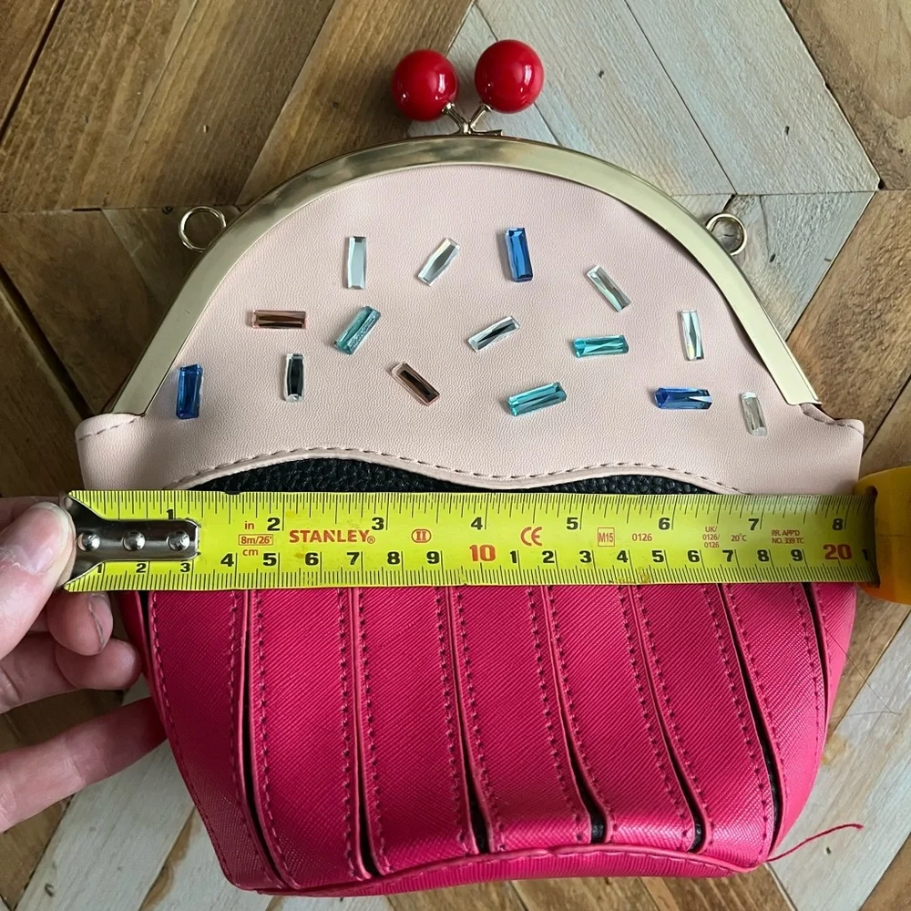 Super cute cupcake purse with gem detailing - Picture 6 of 6